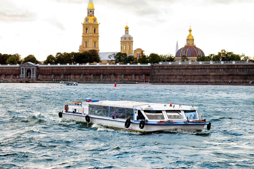 Катание на кораблике в санкт петербурге. Прогулка на теплоходе Санкт-Петербург. Прогулка на теплоходе по Неве в Санкт-Петербурге. Теплоход на Неве Питер. Теплоходная прогулка по рекам и каналам Санкт-Петербурга.